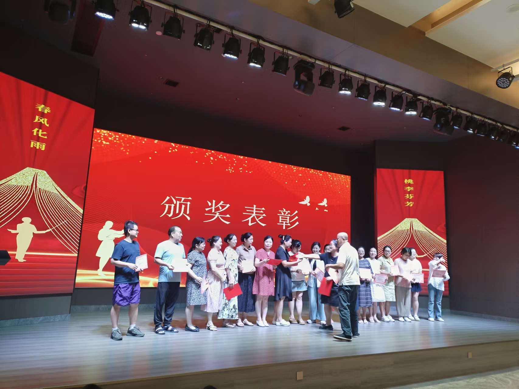 9月10日，曙光学校教师节文艺晚会在AG在线（中国）唯一官方网站
溢香园酒店举办